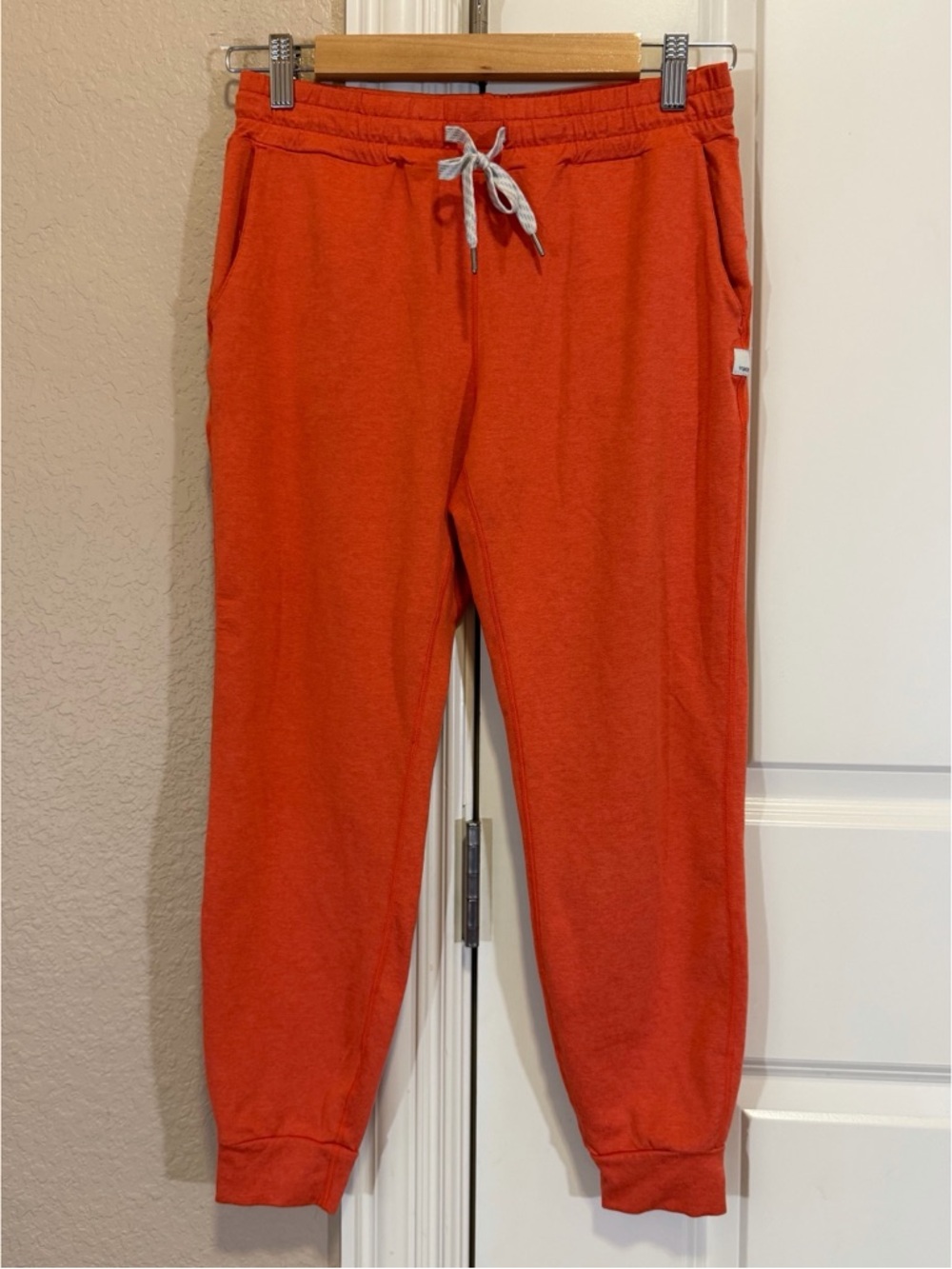 Vuori Women's Performance Jogger in Grapefruit Heather XS - Picture 2 of 10